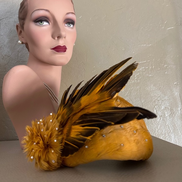 ENTHRALLING 1950s\' GOLD COLORED  FEATHER COCKTAIL HAT WITH FEATHER \